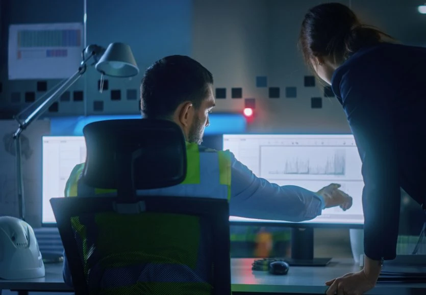 Engineering_ingenious Mann vor Computerbildschirm Engineering | ingeniou.s