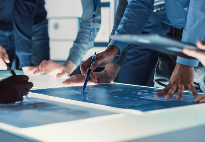 Schutztechnik_ingenious Menschen arbeiten an Plänen für Schutztechnik | ingeniou.s